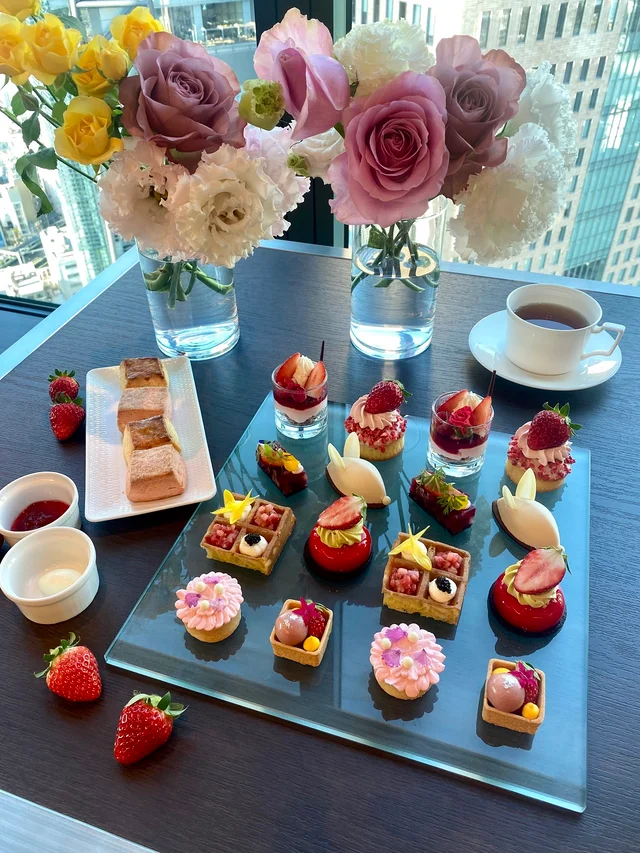 『コンラッド東京』2023年「ストロベリー・イン・ブルーム」アフタヌーンティー