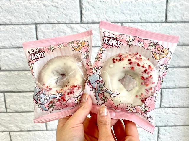 タリーズ「トムとジェリー しっとり桜＆苺ドーナツ」