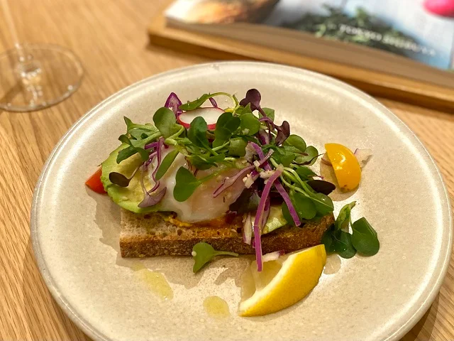 渋谷ヒカリエ「コスメキッチン アダプテーション(Cosme Kitchen Adaptation)」限定メニュー「全粒粉カンパーニュのオリエンタルアボカドトースト」