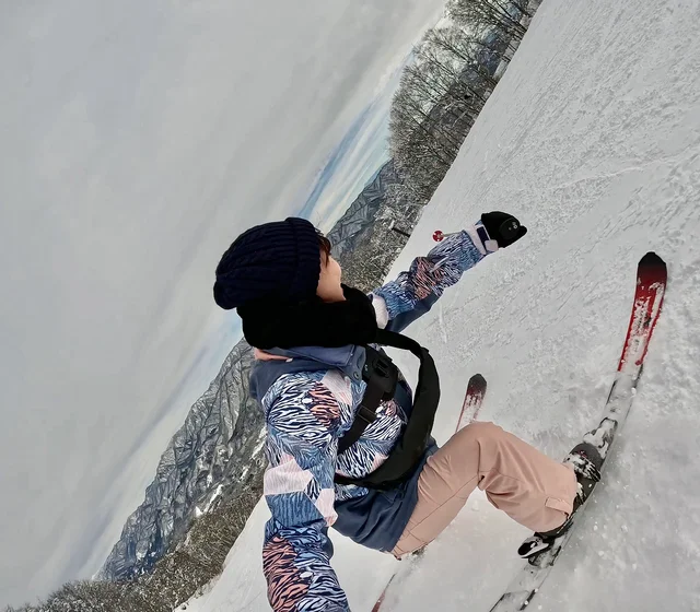 白馬でスキーを滑っている若い女性