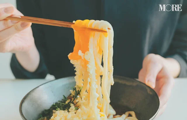 佐藤栞里が岡山県のおすすめお取り寄せグルメ「ふるいち」のぶっかけうどんを食べている様子