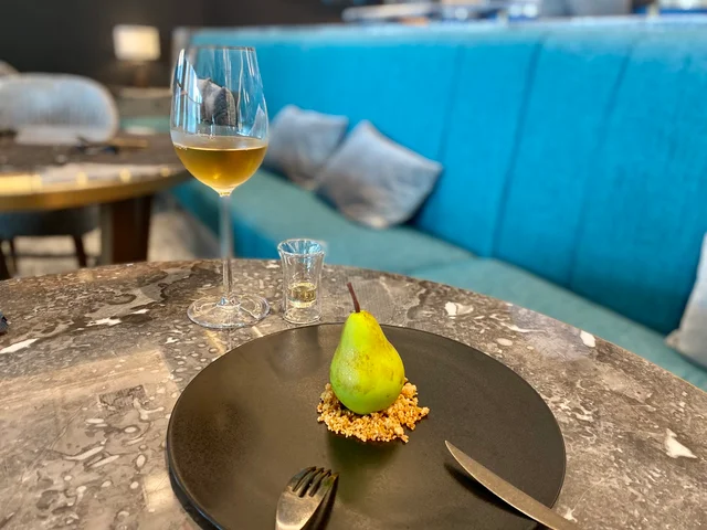 『Pâtisserie PAROLA（パティスリー・パロラ）』10月から販売される「洋梨のトロンプ・ルイユ」のペアリングドリンク