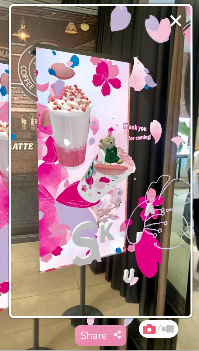 スタバ2023さくら。ARでベアリスタを登場させた、店頭ポスターの様子