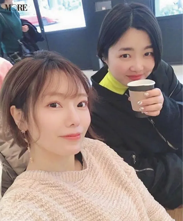 女友達と写真を撮るまりあさん