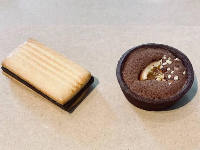 無印良品から11月以降発売予定の新作チョコレートスイーツを予習：ビターチョコサンドクッキー、オレンジとアーモンドのチョコタルト