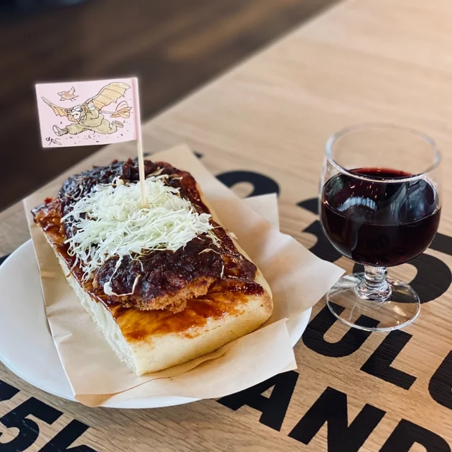 ジブリパーク・ジブリの大倉庫内「カフェ 大陸横断飛行」で食べられるしかくいピザ 味噌カツと赤ワイン 紅の豚の味