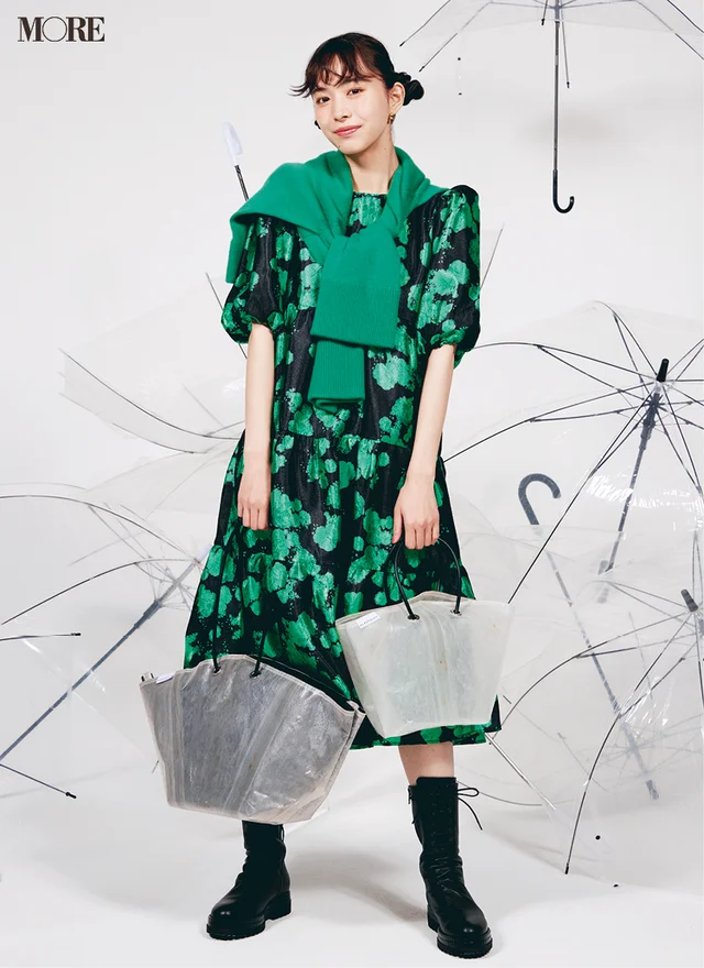 井桁弘恵が『PLASTICITY』のアップサイクルバッグを持っている様子。背景には『PLASTICITY』の傘