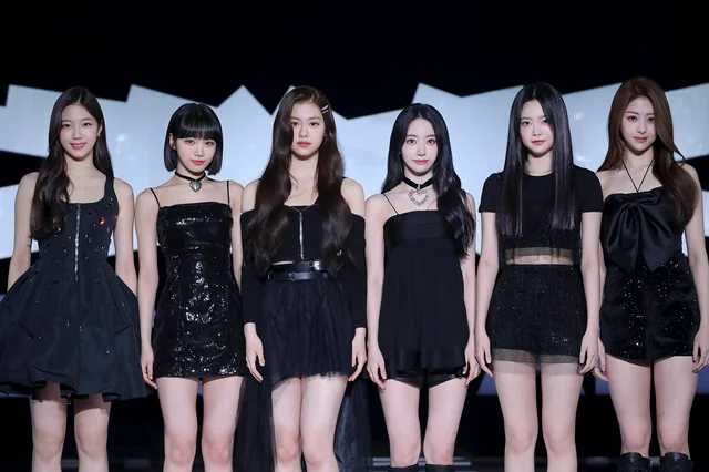 LE SSERAFIM(左から) KAZUHA、KIM CHAEWON、KIM GARAM、SAKURA、HONG EUNCHAE、HUH YUNJIN