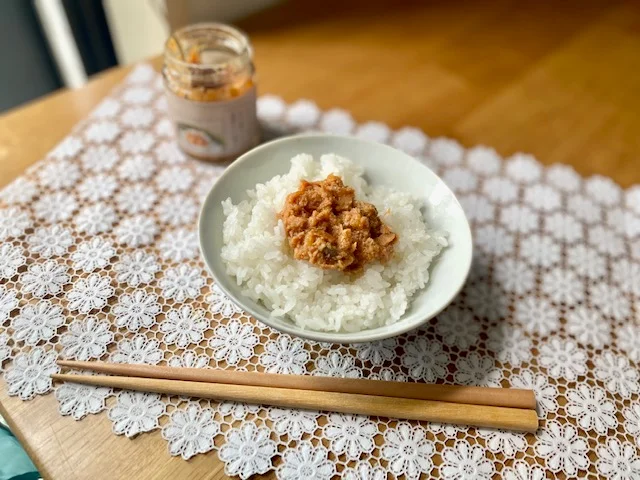 【ご飯のお供】『3COINS』で買える！ 「ごはんもん」、大人の鮭フレークごはんとパッケージ