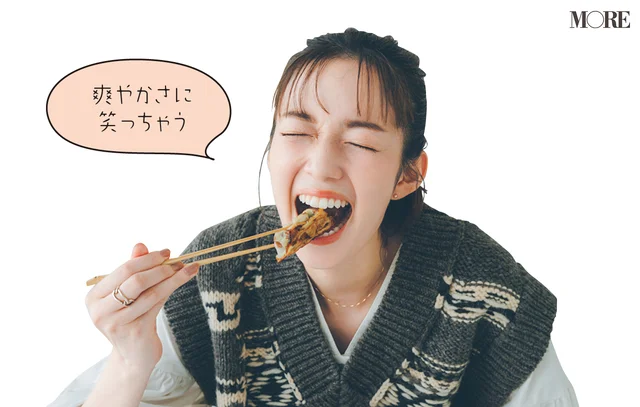 佐藤栞里が千葉県のおすすめお取り寄せグルメ「PAKUCI SISTERS」のパクチー餃子を食べている様子