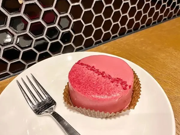 スタバ新作のルビーチョコレートケーキ