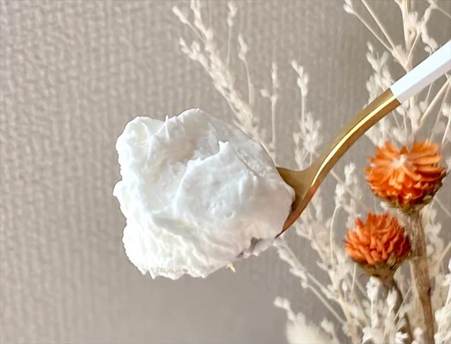 【ローソン 新作スイーツ】 「ご当地クリームシュー」シリーズ第一弾「ツインシュー（りんごクリーム＆ホイップ）（長野県産りんご）」ホイップクリームのみ