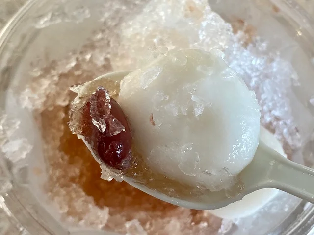 沖縄の一部店舗限定!『ローソン』の「沖縄ぜんざい」食べている様子
