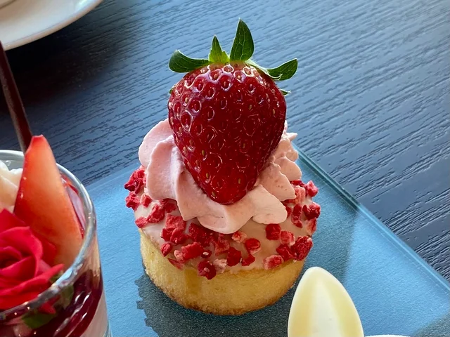『コンラッド東京』2023「ストロベリー・イン・ブルーム」アフタヌーンティー「いちごとバラのケーキ」