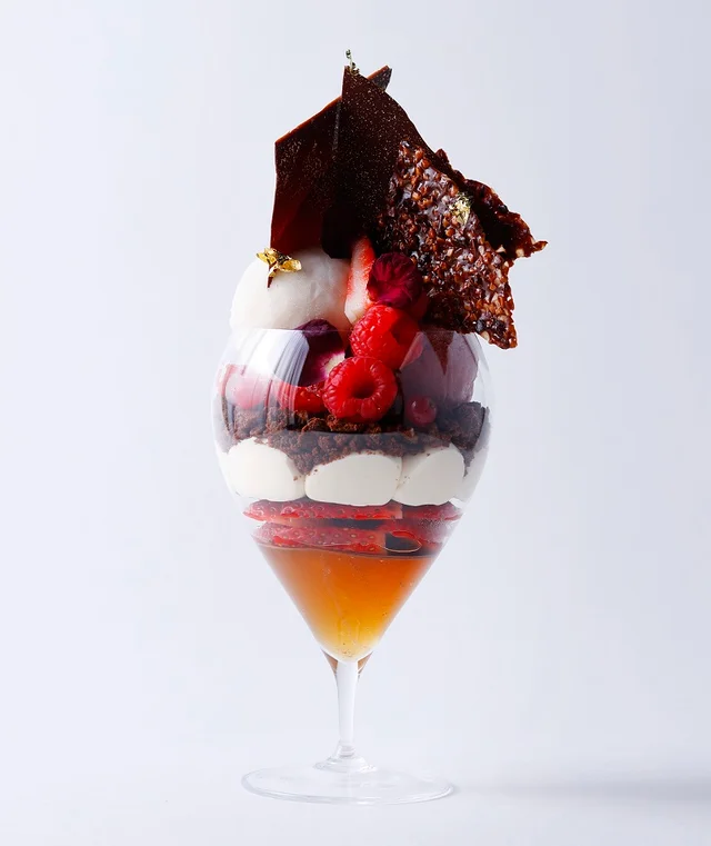 白い背景で撮影した「カカオとベリーのパフェ」