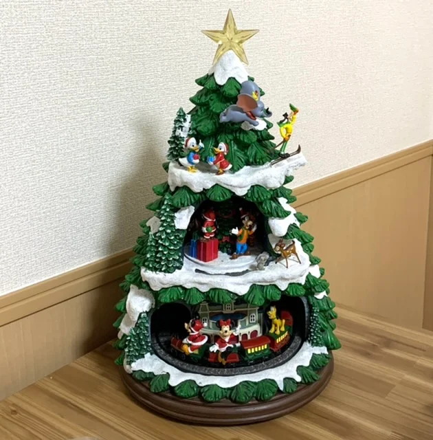 【ディズニーのクリスマスツリー】 コストコで見かけて一目惚れした商品 我が家にはツリーがまだなかったので こちらをお出迎えすることに・・・♡ コストコで購入すると約13000円でした! 電源を入れると・・・