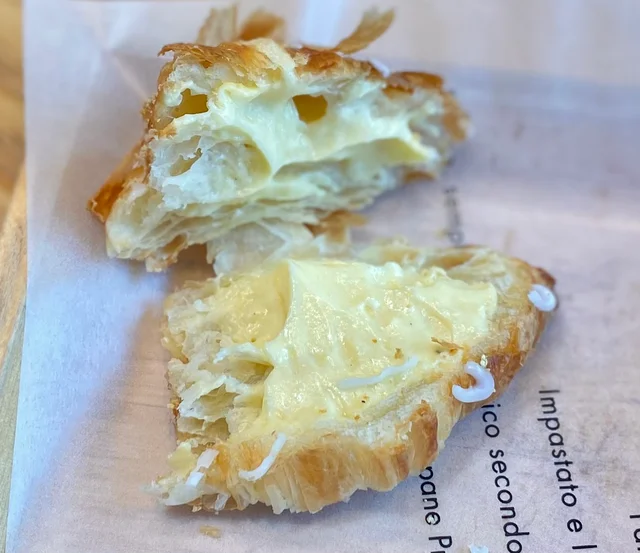 スタバが運営するイタリアンベーカリー『プリンチ』夏おすすめ「コルネッティ リモーネ」断面