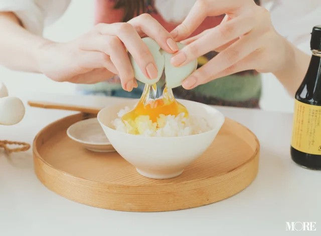 佐藤栞里が青森県のおすすめお取り寄せグルメ「田子たまご村」の卵かけごはんセットを食べている様子