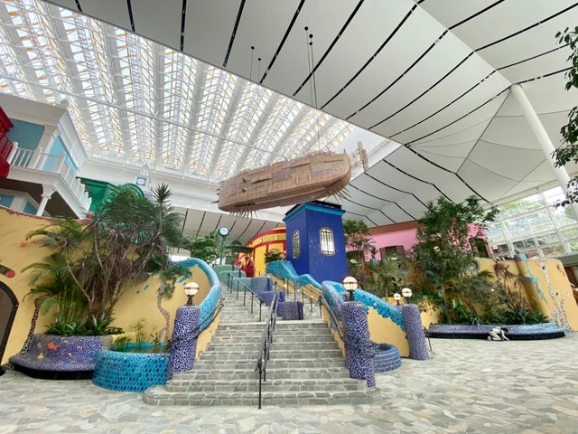 「ジブリの大倉庫」中央階段と『天空の城 ラピュタ』の巨大空中船ゴリアテ