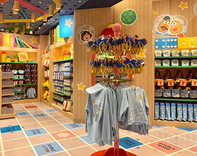 トイ・ストーリーホテルお土産ショップ「ギフト・プラネット」内観