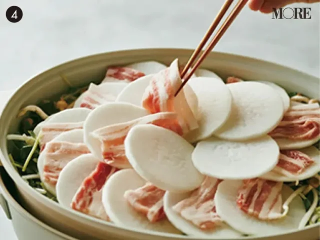ホットプレートで大根と豚肉を交互に入れている