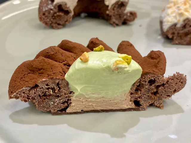 ミスド、ヨロイヅカ式ショコラドーナツ、ピスターシュ断面