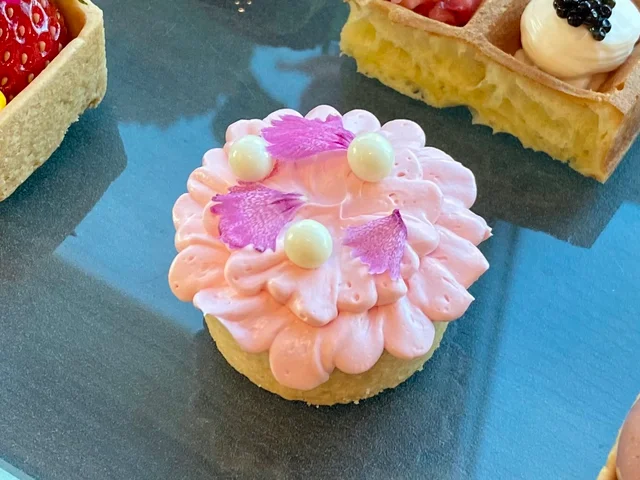 『コンラッド東京』2023「ストロベリー・イン・ブルーム」アフタヌーンティー「いちごとヘーゼルナッツのタルト　いちごのクリーム」