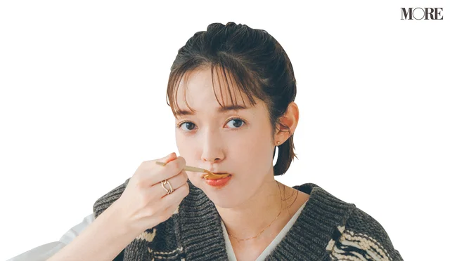 佐藤栞里が石川県のおすすめお取り寄せグルメ「和栗白露」のモンブランを食べている様子