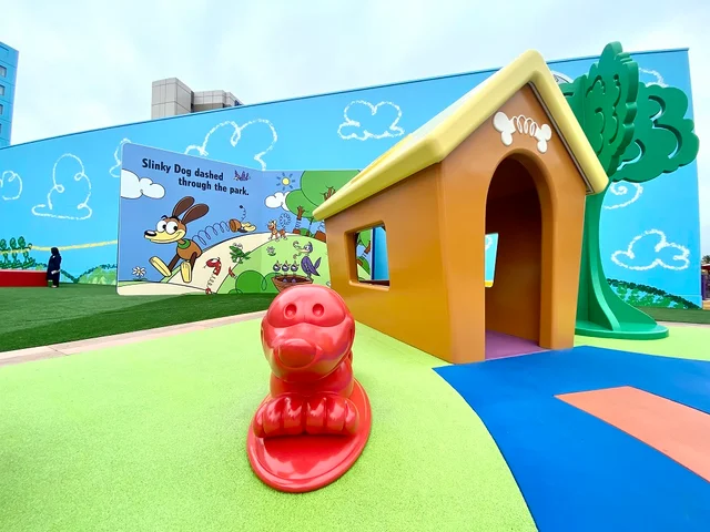 『東京ディズニーリゾート・トイ・ストーリーホテル』（『トイ・ストーリーホテル』）エントランス「スリンキー・ドッグパーク」、おすすめフォトスポット【３】スリンキー・ドッグの絵本や小屋