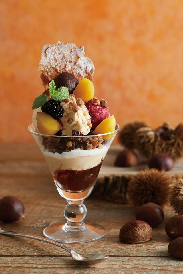 『アフタヌーンティー・ティールーム』の「渋皮栗とカシスのパフェ」