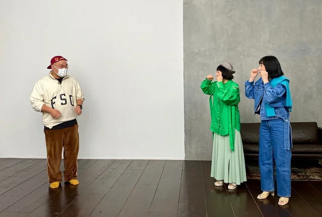 （右）フォトグラファー・ISACさん（左）ISACさんポーズことぷにぷにポーズをとる阿佐ヶ谷姉妹