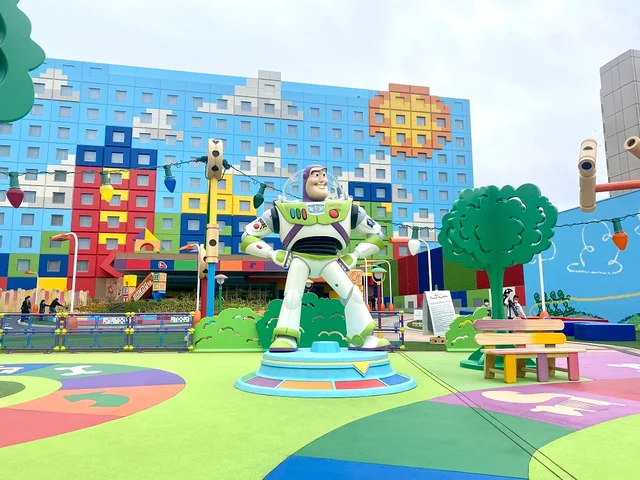 トイ・ストーリーホテル外観。巨大なバズライトイヤー