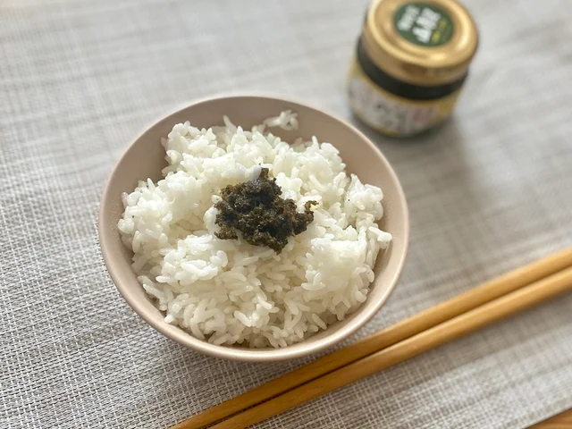 島根県「奥出雲山椒ジャコのり 頼むからごはんください。」を白米に盛り付けた茶碗と実物