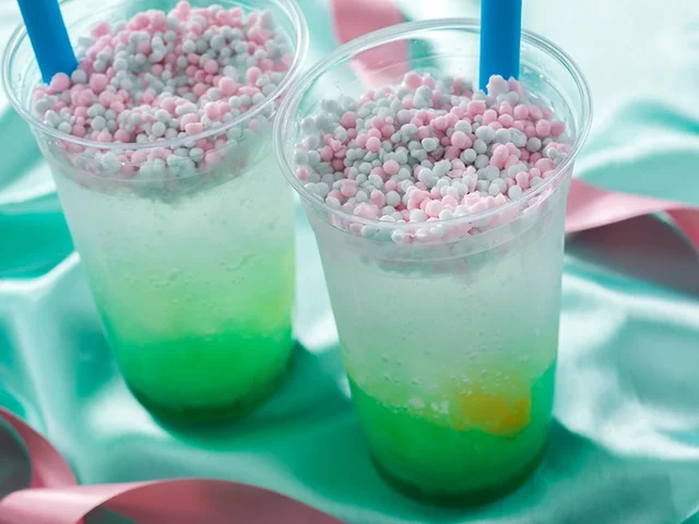 ディズニーシー2022おすすめドリンク「ジェラトーニのリモナータ（ミルクのフローズンビーズ）」