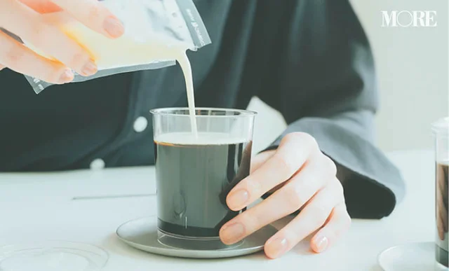 佐藤栞里が岡山県のおすすめお取り寄せグルメ「Konishi Koffee」のコーヒーゼリーを食べている様子