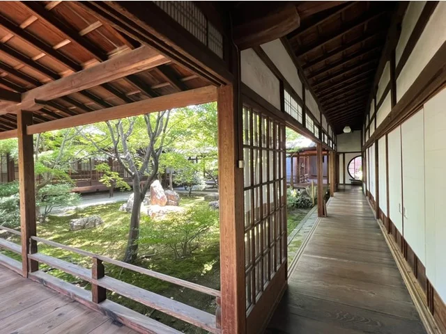 どの方向から眺めても美しい「潮音庭」や、禅宗の四大思想を象徴したと言われる「○△□乃庭」、白砂に緑苔と巨石を配置した枯山水「大雄苑」