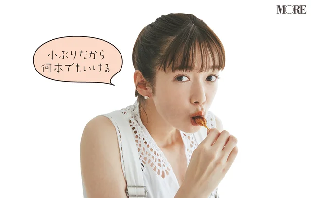 佐藤栞里が愛知県のおすすめお取り寄せグルメ「矢場とん」の串カツを食べている様子