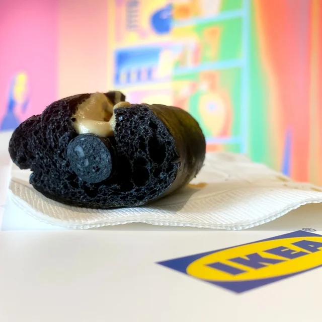 イケア（IKEA）2022年秋の新フード（フィーカ/FIKA）メニュー：ハロウィン限定・真っ黒忍者ドッグ