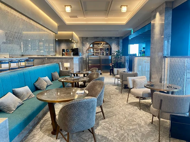 『Pâtisserie PAROLA（パティスリー・パロラ）』内観。ソファー、テーブル席の様子