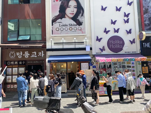 韓国の街角 人気のカルグクス専門店『明洞餃子』にも連日行列が