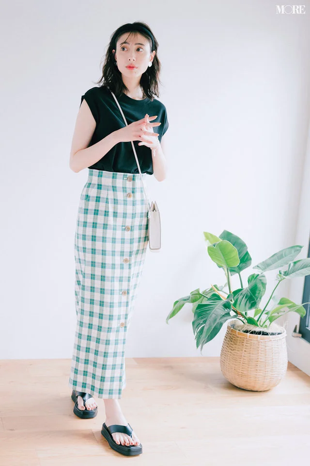 グリーンチェックIラインスカート×黒Tシャツのコーデ