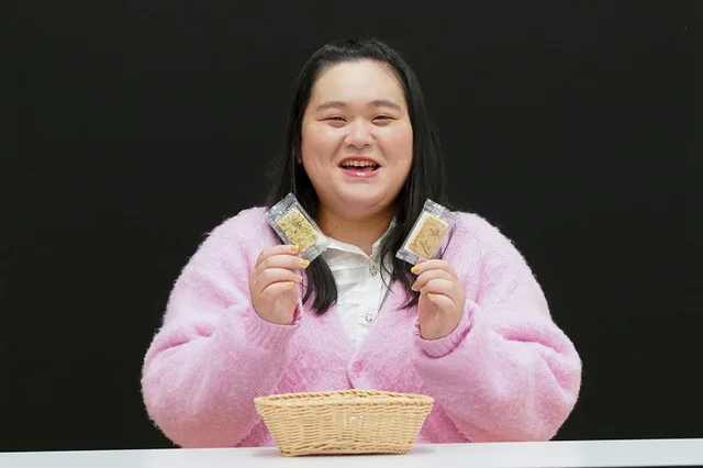 『カキヤマシンスタイル』のおかき「慶長」を監修したぼる塾・田辺さん。