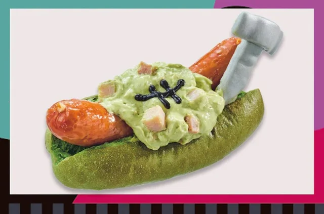 USJのハロウィン「フランケン・ホットドッグ ～ベーコン＆バジルチーズソース～」