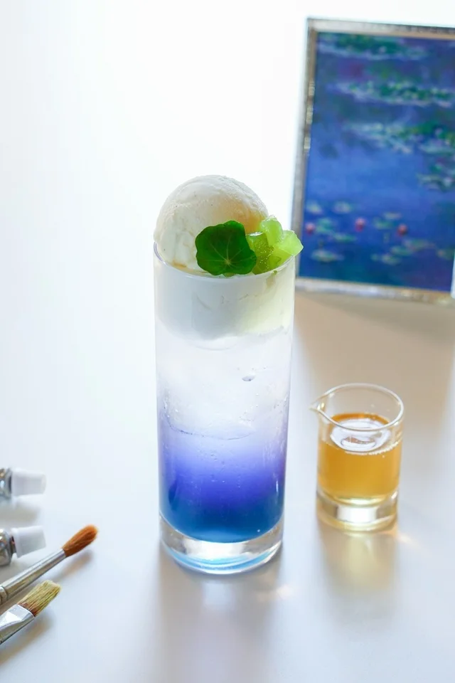 モネの睡蓮をイメージしたバタフライピーソーダフロート