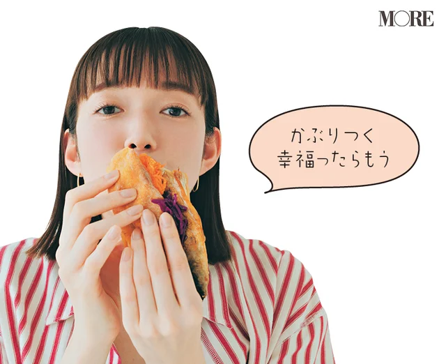 佐藤栞里が埼玉県のおすすめお取り寄せグルメ「魚進鮮魚店」のサバサンドキットを食べている様子