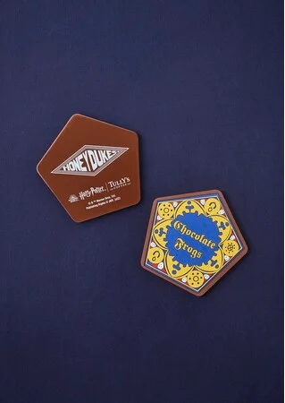 【タリーズ 新作】『ハリー・ポッター』コラボグッズ第二弾「蛙チョコレート ラバーコースター」