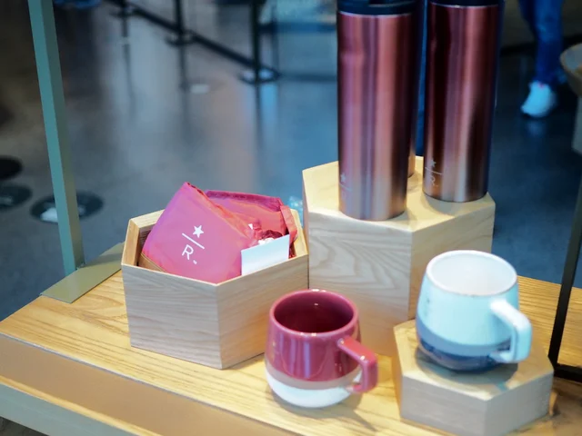 スターバックス リザーブ ® のトートバッグやマグカップ