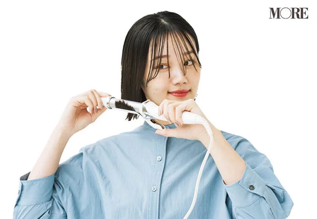 コテで外はねに巻く女性