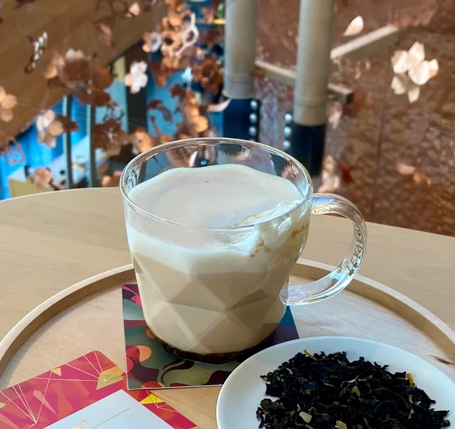 スタバ、中目黒ロースタリー東京冬の限定「ジョイフル メドレー メリー クリーム ティー ラテ」