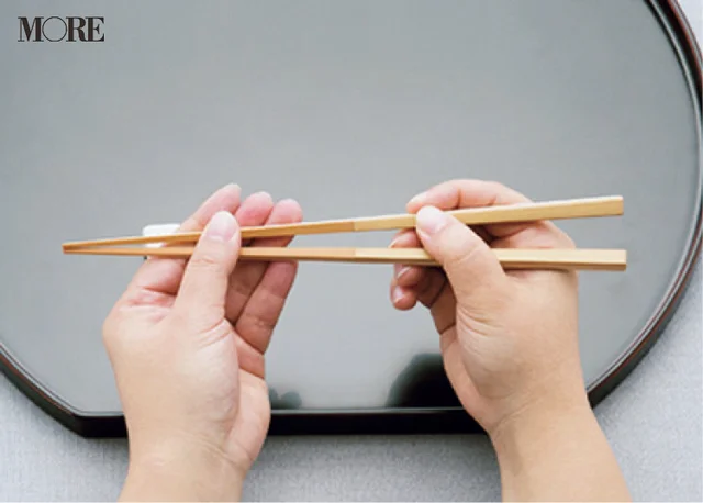 マナーブック冠婚葬祭食事編　【基本のテーブルマナー】和食・洋食の正しい振る舞いを解説。お箸の取り方を解説している手